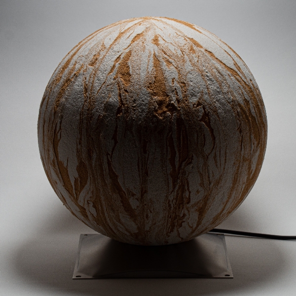 Bolvormige lamp Sahara 30 cm met roestvrijstalen voet der Firma EPSTEIN Design Leuchten